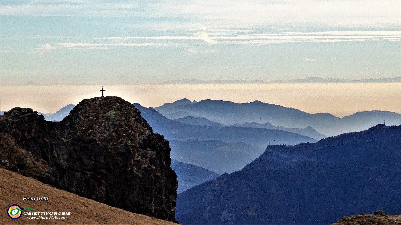 05 Monte Mincucco, la grande croce in legno (1832 m) sul torrione roccioso .JPG